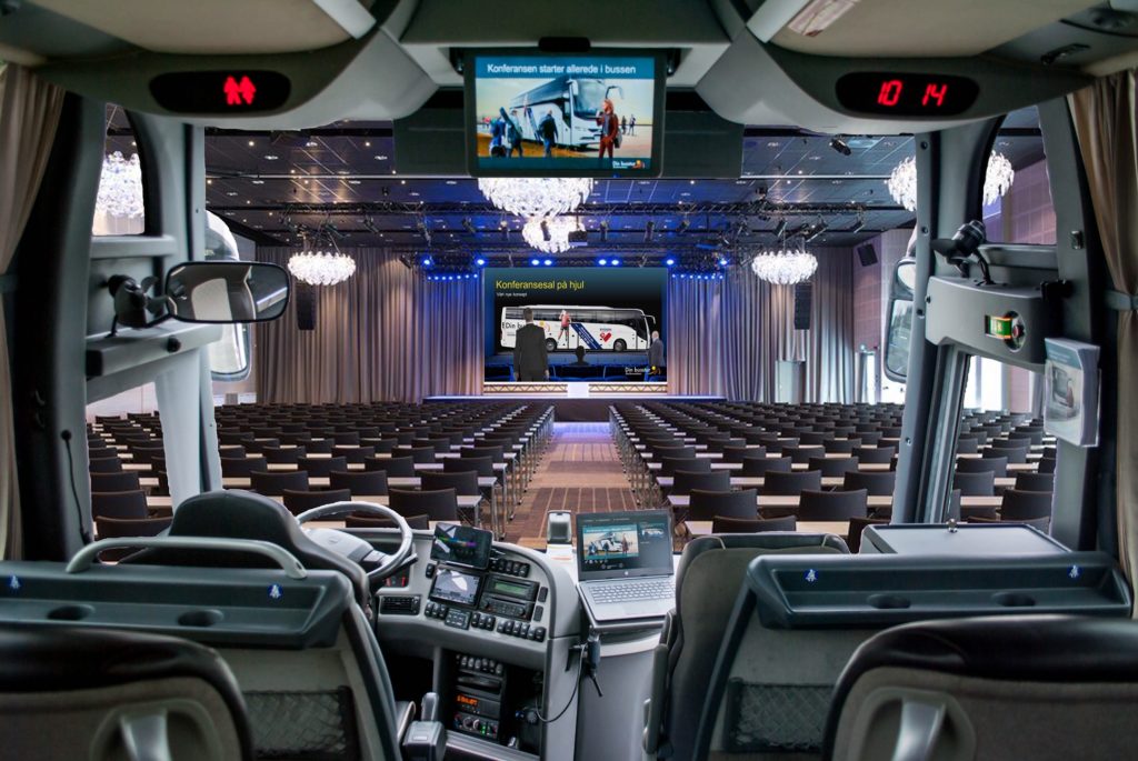 Konferansebussen innvendig med skjermer og bord